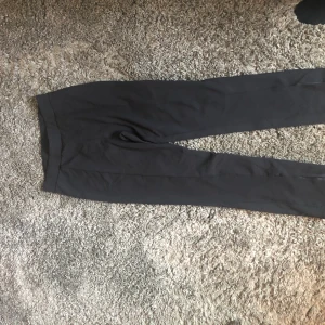 Kostymbyxor med slits - Kostymbyxor med slits från Nelly i stl M, fint skick osv. Köparen står för frakten.