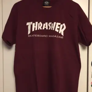 Klassisk T-shirt från thrasher, köpt i Australien. Helt oanvänd och stolek large!