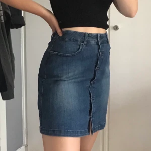 Jeanskjol - Mörkblå jeanskjol med knappar av märket Saint tropez. Knappt använd så i nyskick! Har fickor framme💕 kan mötas upp i Uppsala eller frakta för 60kr🥰