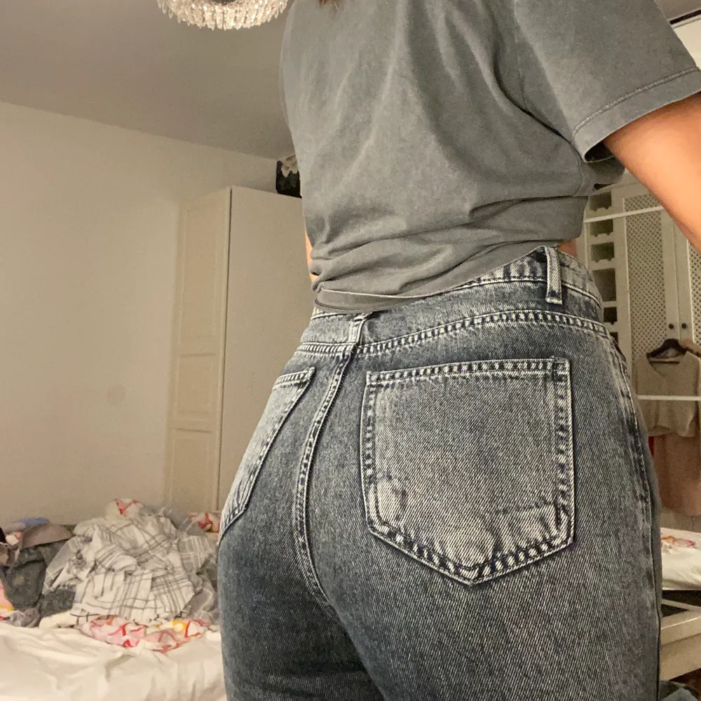 Säljer dessa gråa mom jeans från nakd i fint skick!💗 köparen står för frakten💓 . Jeans & Byxor.