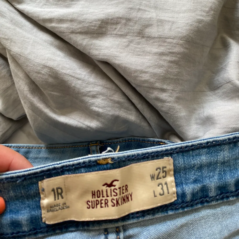 Jättefina jenas från hollister men hål och slitningar,  ett par gamla favoriter passar tyvärr inte längre🥰. Jeans & Byxor.
