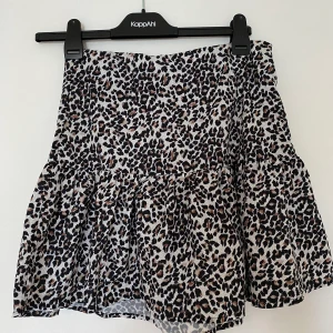 Mönstrad sommarkjol från Nelly - Fin mönstrad sommarkjol från Nelly. Storlek 36. 