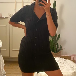 Ribbstickad klänning oanvänd - Lappar kvar!! Passar en S-M då den är rätt stretchig i materialet. Mötas upp eller frakta :) byter ej och har tyvärr ej möjlighet att skicka fler bilder!