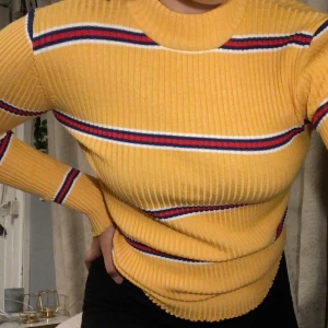 Långärmad färgglad tröja  - Fin färgglad långärmad tröja i storlek S... ⚡️  Kolla gärna in resten i min profil 🌎 Pris går att diskuteras!  Köpare står för frakt  📦 (44kr) totalt- 74kr 