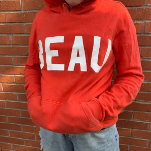 Röd hoodie  - Hoodie i en klar röd/mörkröda färg. Varsamt använd något år gammal. Du står för frakten:)