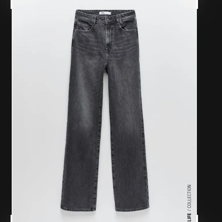 Supertrendiga jeans från Zara som börjar ta slut💖 Aldrig använda, prislappen e kvar. Jeans & Byxor.