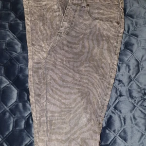 Zebramönstrade byxor  - Väldigt stretchiga byxor 