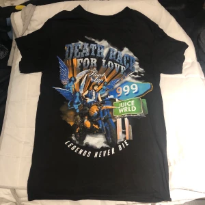 T-shirt - Juice Wrld t-shirt. Aldrig använd. Frakt tillkommer! BUDA I KOMMENTARERNA. Stratbud: 150kr + frakt💞😊