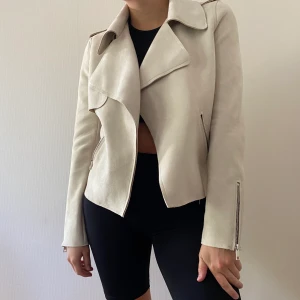 Jacka från River Island - Snygg beige jacka från River Island i storlek 10 vilket motsvarar 36. Endast använd 1 gång så i nyskick. Snygga silverdetaljer. 🤗 Nypris 699kr