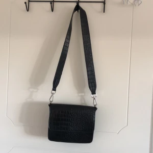 Väska från Ginatricot - Liten svart väska från ginatricot i bra skick! Kan mötas upp i Stockholm eller posta, köparen står för frakten☀️