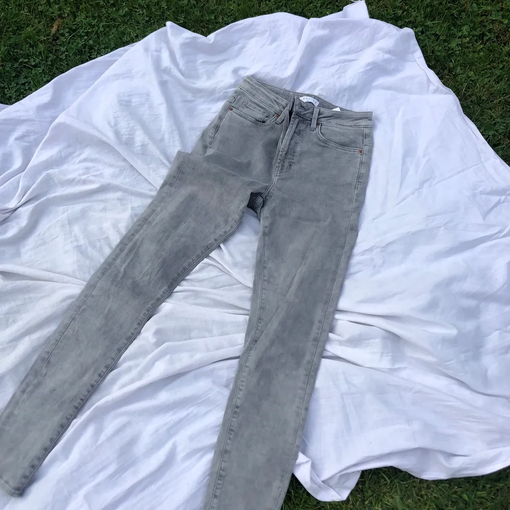 Från Loavies i grå färg, 80kr eller bud. Frakt ingår inte. Jeans & Byxor.
