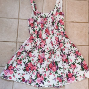 FB sister blommig klänning  - Säljs endast då den är för kort för mig, verkligen en supersöt klänning! Dragkedja bak, är i fint skick. Hund och katt finns i hemmet. 120kr + frakt 