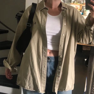 Beige Ralph Lauren skjorta - Vintage beige Ralph Lauren skjorta i storlek XL (Man)! Frakt 50kr eller mötas i stockholm :) 