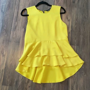 Senapsgul blus från zara strl S - Senapsgul blus från zara. Strl S. Originalpris 499 kr. Använd en gång. Jag kan mötas upp i Stockholm och tar emot både swish och kontanter. Vill bara bli av med allt! Pruta gärna! Kan säkert fixa bra paketpris! 