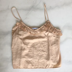 NA-KD Linne - Linne i silkematerial från NA-KD. Oanvänt! Frakten är inräknad i priset! 