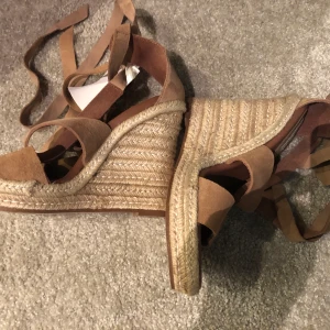 Kilklackar helt nya! - Hm kilklackar i mocka stl 39. Endast testade! Nypris 500:- Jättesnygga!