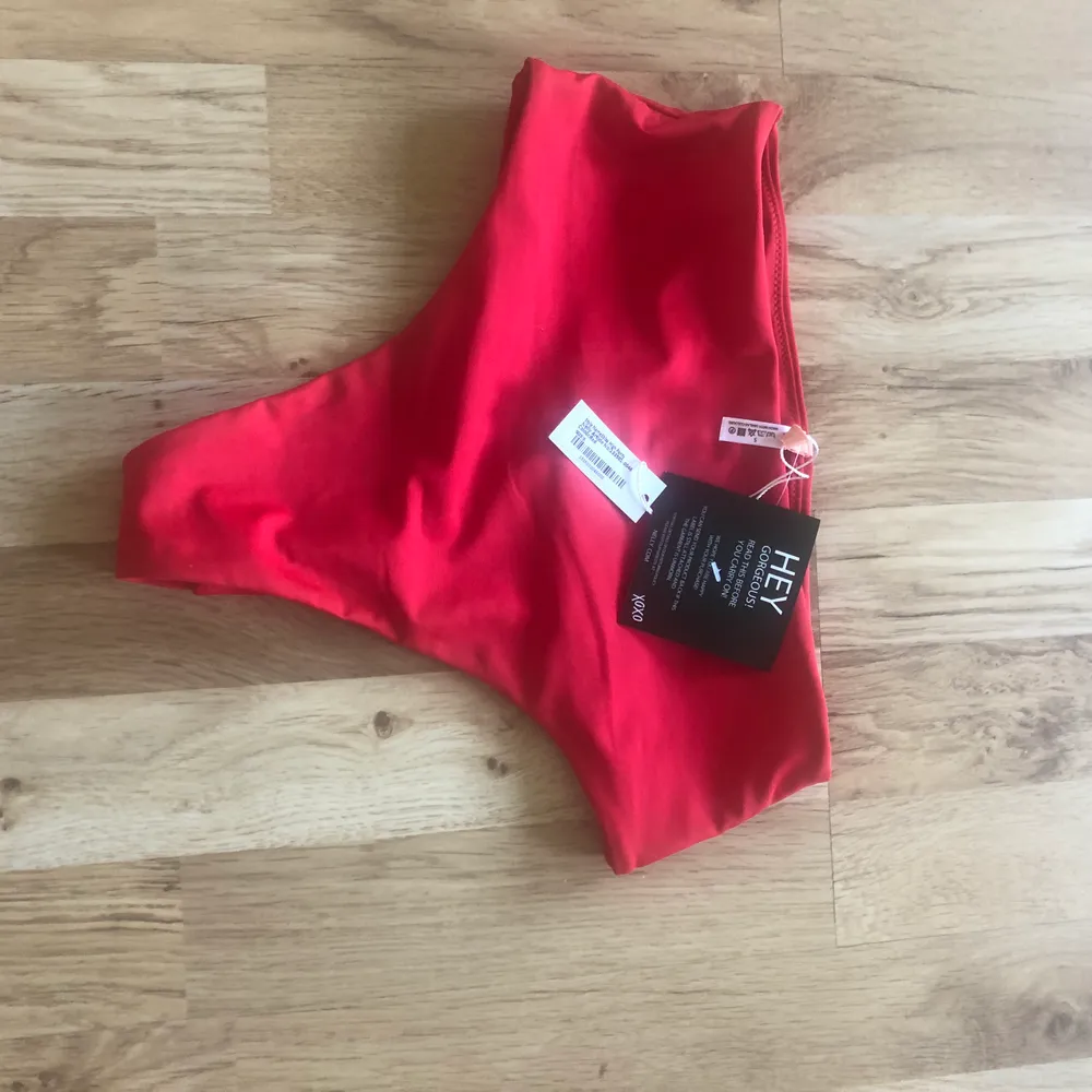 Röda bikinitrosor, lappen kvar och inte provade, säljer för att jag köpte fel modell. Från Nelly i storlek S . Accessoarer.