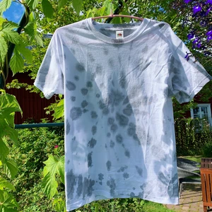 Ny tshirt med grå tiedye! 🤍 - En helt ny tshirt med tiedye gjord av textilfärg så tål tvättar på 40 grader. Storlek S. Köparen står för frakt på 63kr.