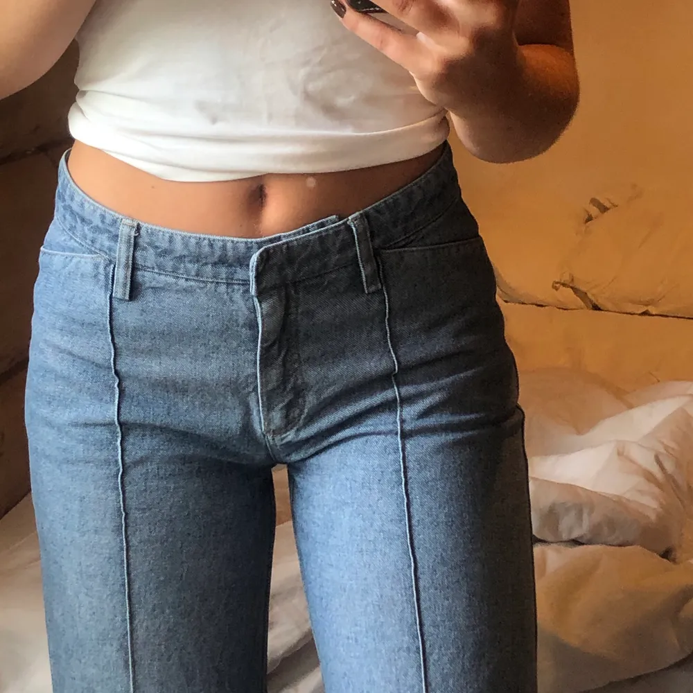 Jättenajs jeans med mellanväg midja som tyvärr är lite för korta för mig 😢. Jeans & Byxor.