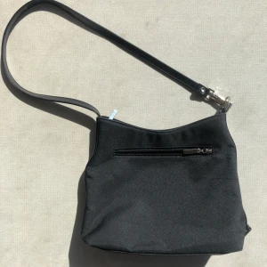 Väska  - Säljer gamla favoritväska för att jag köpt en ny liknande. Jättesnygg!!