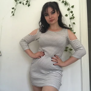 Randig klänning - Svartvit randig klänning från H&M divided. Storlek 34, superdtretchig passar både S och M. 80kr utan frakt Möts i sthlm eller fraktar