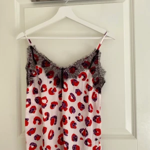 Linne - Leopardskinnet med spetsupptill.