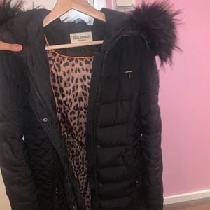 Roco Baroco Rafaela svart jacka med fuskpäls - Jackan är i jätte bra skick och är använd några gånger bara. Den är i storlek 38 och funkar på höst/vinter. Bild på hur den ser ut på finns med. Pälsen är ej äkta och den är svart.