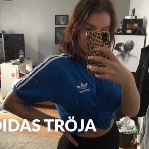 Adidas t-shitt - En klarblå tröja från adidas i nu skick, köparen står för frakten