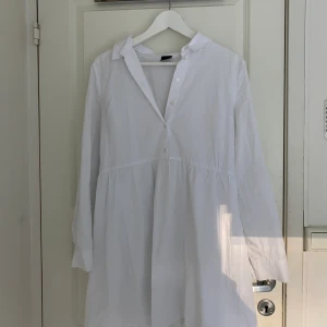 Skjortklänning - Vit skjortklänning med markering under byst ifrån Gina Tricot i stl. 36