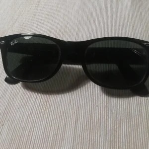 Äkta Ray Bans  - Säljer mina Ray Bans då de inte är min stil längre! De är äkta, och fodral medföljer. Skriv om du har några frågor! ☺️