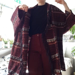 Bohemsk stickad kofta - Säljer denna kofta som jag köpte på myrorna förra året och sen dess bara använt en gång. Den är alltså i väldigt gott skick! Väldigt mysig och perfekt att svepa in sig i nu när hösten nalkas. Den har fransar kring halsen men de kan man enkelt klippa bort.