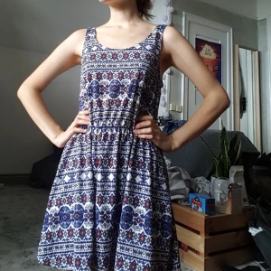 Mönstrad kort klänning - Säljer denna klänning jag köpte till en skolavslutning för typ 4 år sedan, bara använt den någon enstaka gång sedan dess. Lite stor på mig. Somrig och söt! Skulle säkert gå att sy om till en fin jumper också.  Frakt ingår i priset!💞