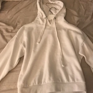 Hoodie - Säljer då denna fina vita hoodien i storlek xs för den inte kommer till användning, köpt för 399kr därav mitt pris, inte nopprig och mysig inuti, kom privat för frågor 