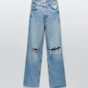 90s full length jeans - Ett par helt oanvända jeans från zara, lappar är kvar, säljer pga beställde två storlekar, nypris för jeansen är 399kr, frakt på 63kr tillkommer 💕  har på mig strl 34 på bilden men för att visa hur de sitter på!