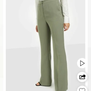 NLY shaped suit pants  - Kostymbyxor ifrån Nelly i storlek 36. Säljer då de är för på gränsen till för korta på mig som är 176 cm. Väldigt skönt material och bra kvalité! Nypris ligger på 499:- men säljer för 200 :- (+frakt om nödvändigt)