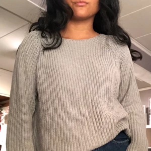 Stickad tröja - Säljer denna gråa stickade tröja med rundkrage