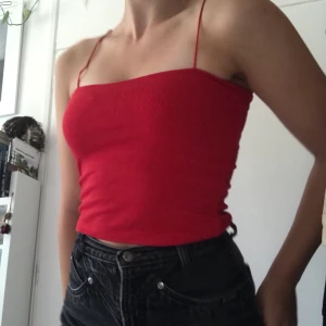 Rött linne - Rött ribbat linne från BikBok. Är strl S men är stretchigt så skulle säga att det passar XS-M🥰 kan mötas upp i Uppsala eller frakta för 22kr💕