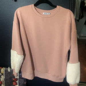 Oversized tröja - Rosa oversized tröja med fluff vid handlederna från bershka 🥰 jättemysig men blir inte använd tillräckligt därav säljes, ja bjuder på frakten 💕