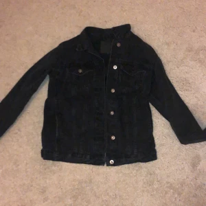 Svart jeansjacka  - Strlk XS. Nästan helt oanvänd. Från lager 157. Nypris 499 men säljer den nu för 149. 