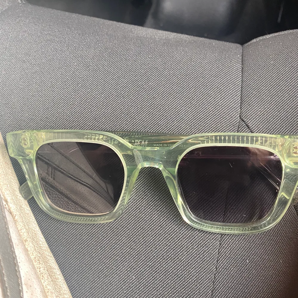 Ljusgröna jättefina och alldeles nyköpta solglasögon. Kommer med fodral!. Accessoarer.
