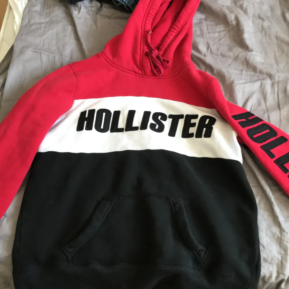 En röd/svart/vit jätte fin hoodie från hollister, nästan aldrig använd för har inte haft rätt tillfälle, nu är den för liten. Hoodies.