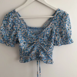 Mönstrad blus - Trendig jättegullig blus. Använd ca 2 gånger. Passar storlek XS-S. Frakt ingår ej i priset.