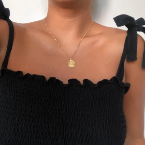 Gullig svart top från HM  - Superfint linne från HM köpt förra sommarn, använder inte alls längre, storlek s/m, justerbara band på axlarna.