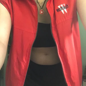 Väst! - Såå snygg röd väst perfekt nu när hösten kommer, i lite sportigare material med fleece inuti, så man håller sig varm. Frakt 80❤️