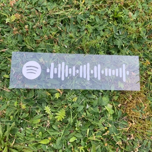 Spotify låtkod, valfri låt - Handmålade spotifykoder som fungerar som en fin inredningsdetalj. Köparen får själv välja låt och hur många som önskas. Eftersom de är handgjorda så är de lite dyrare, 100kr +frakt