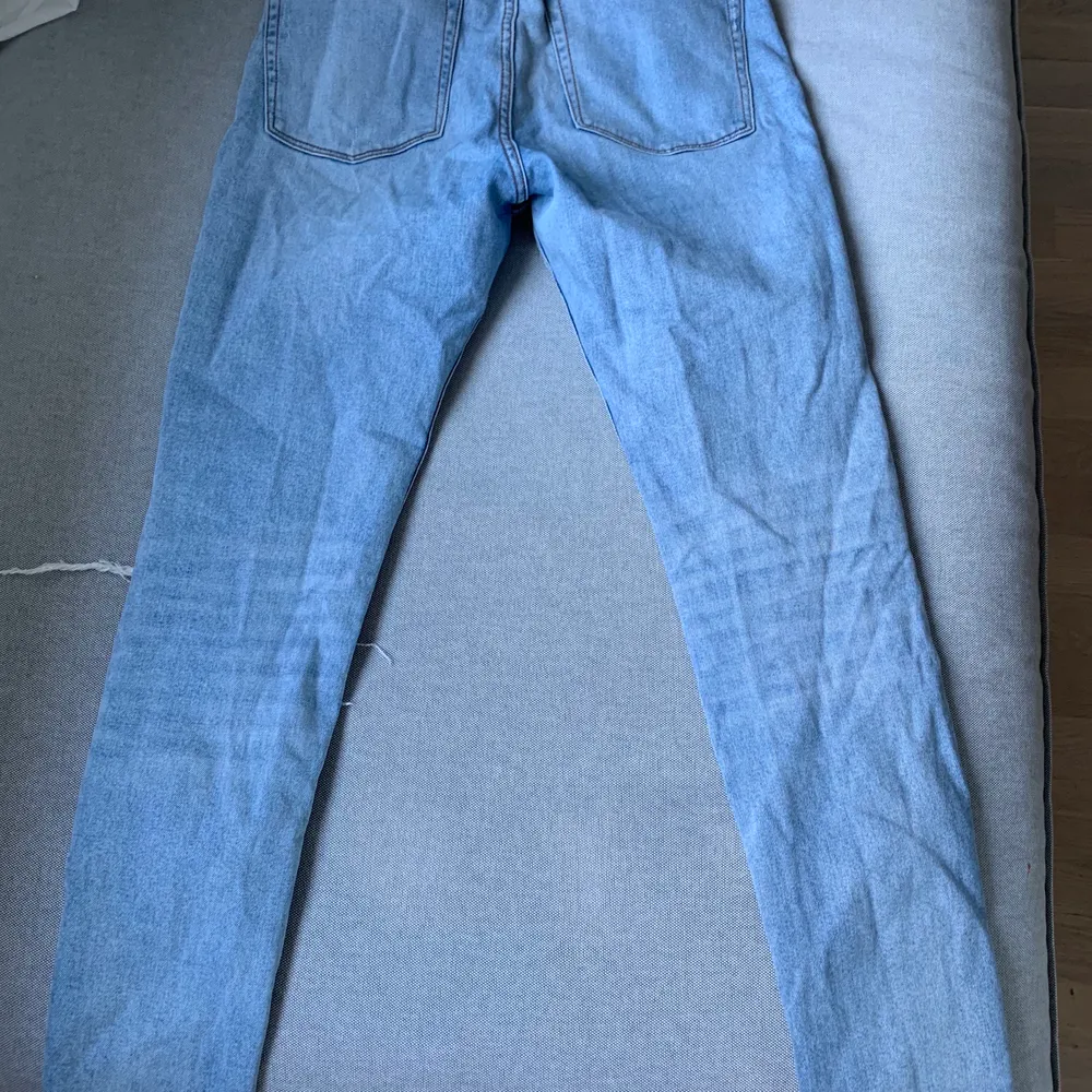 Blåa jeans med lite loose fit och slitningar. Ett hål på vänster knä. Använda en gång men har växt ut därav säljer jag de. Köptes för 300kr. Storlek M men relativt långa :) Sitter åt i midjan.. Jeans & Byxor.