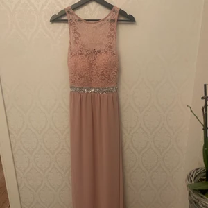 Långklänning från Sisters Point - Säljer nu denna klänning då jag inte kommer få användning för den något mer. Använd en gång så i väldigt bra skick. Köpt för 800kr. Storlek XS. Frakt tillkommer💋