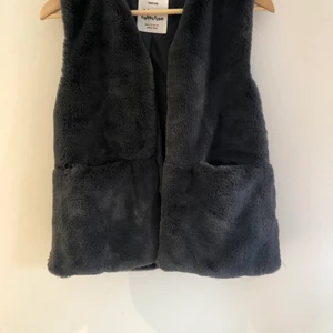Grå väst från zara strl 152 - Jättefin  grå väst från zara. Strl 152. 129kr