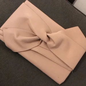 Väska  - Säljer typ en fest väska har inte använt den bara ligger i min hylla 