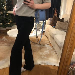 Manchesterbyxor, Crocker - Mörkblåa manchesterbyxor från Crocker som är såå fin passform, dessvärre för små för mig 😭 Mina FAVORITbyxor så sorgligt att de är för små. Går ner till golvet på min syrra som är 174 (strl 27/33). De är lite trasiga i bälteshällen på vänster sida, därav det billiga priset. Går lätt att laga! 🥰